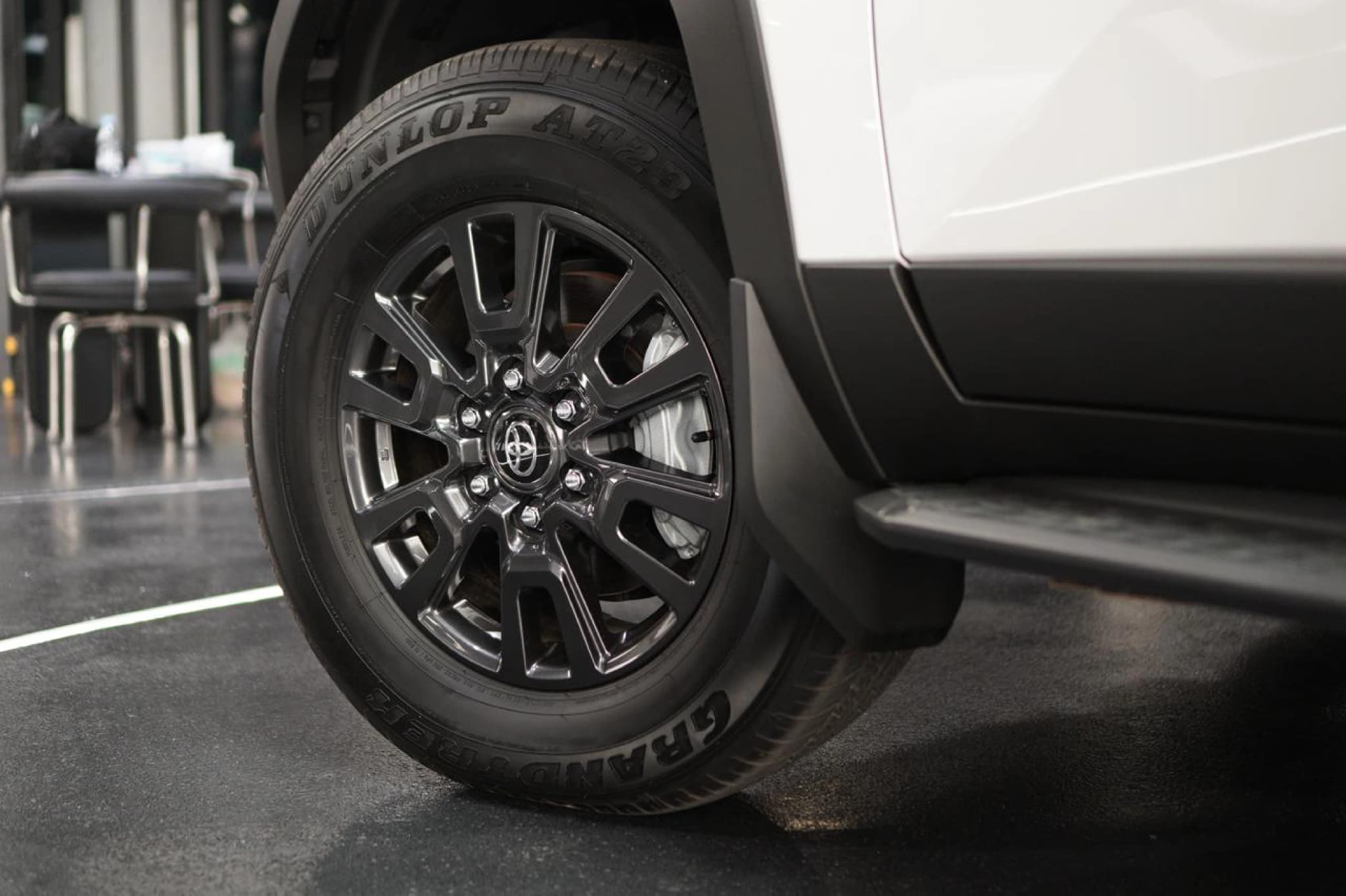 TOYOTA LAND CRUISER 250 VX — view 8 of 13