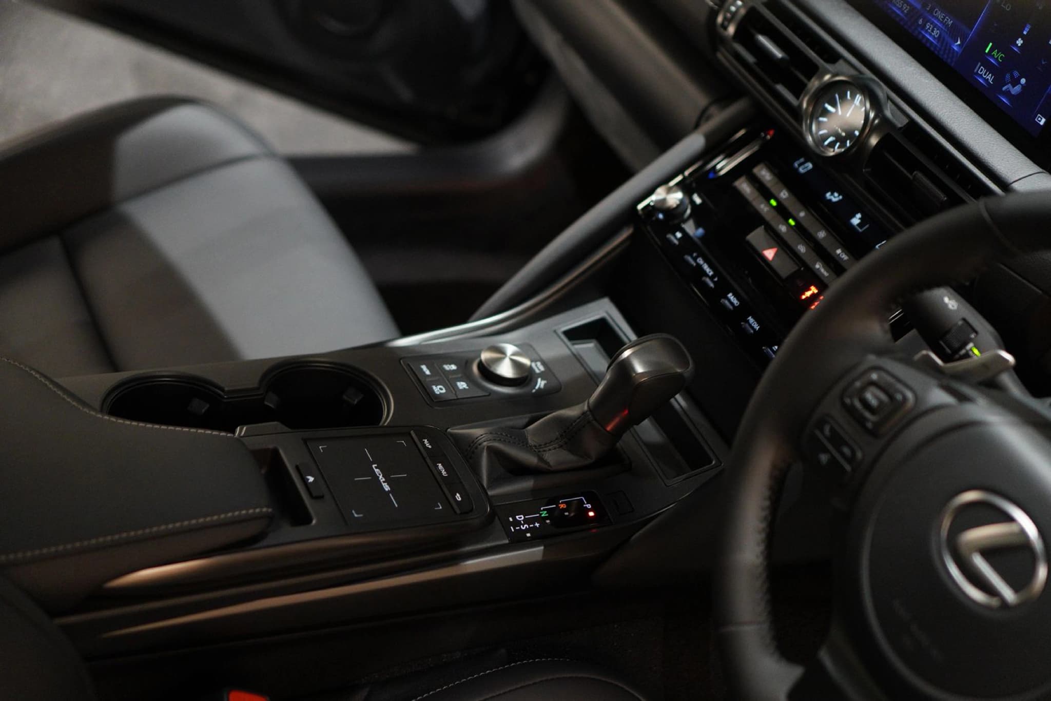 LEXUS IS 300H EXECUTIVE — view 8 of 13