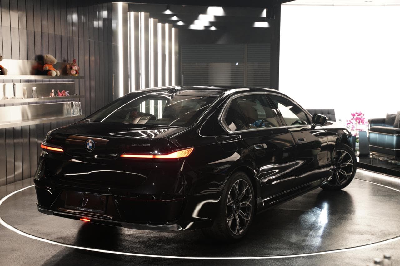 BMW i7 EDRIVE50 — view 2 of 16