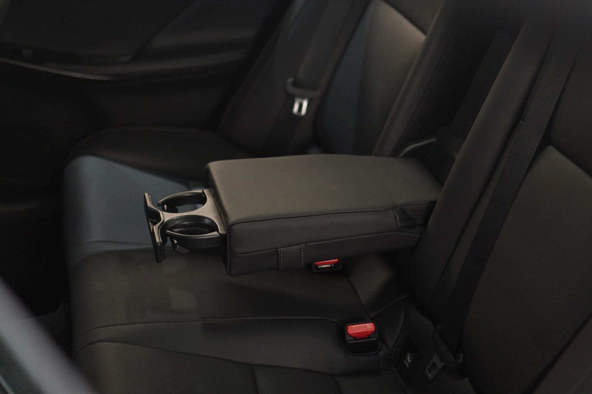 LEXUS IS 300H EXECUTIVE — view 8 of 13