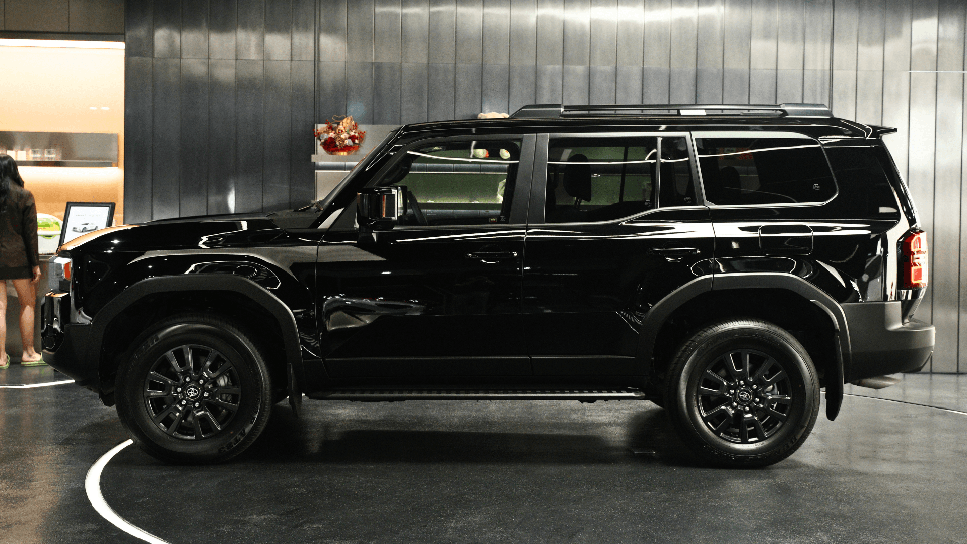 Land Cruiser Prado 250 VX Japan Spec — view 3 of 28