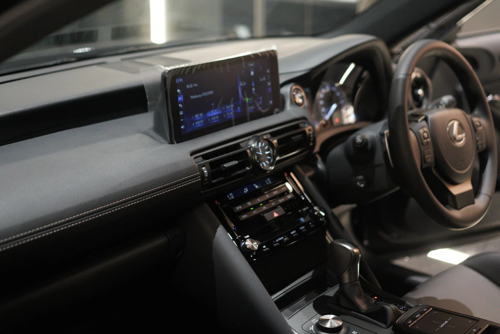 LEXUS IS 300H EXECUTIVE — view 10 of 13
