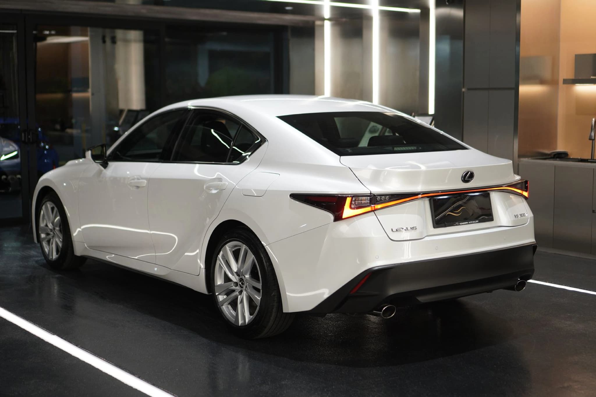 LEXUS IS 300H EXECUTIVE — view 5 of 13