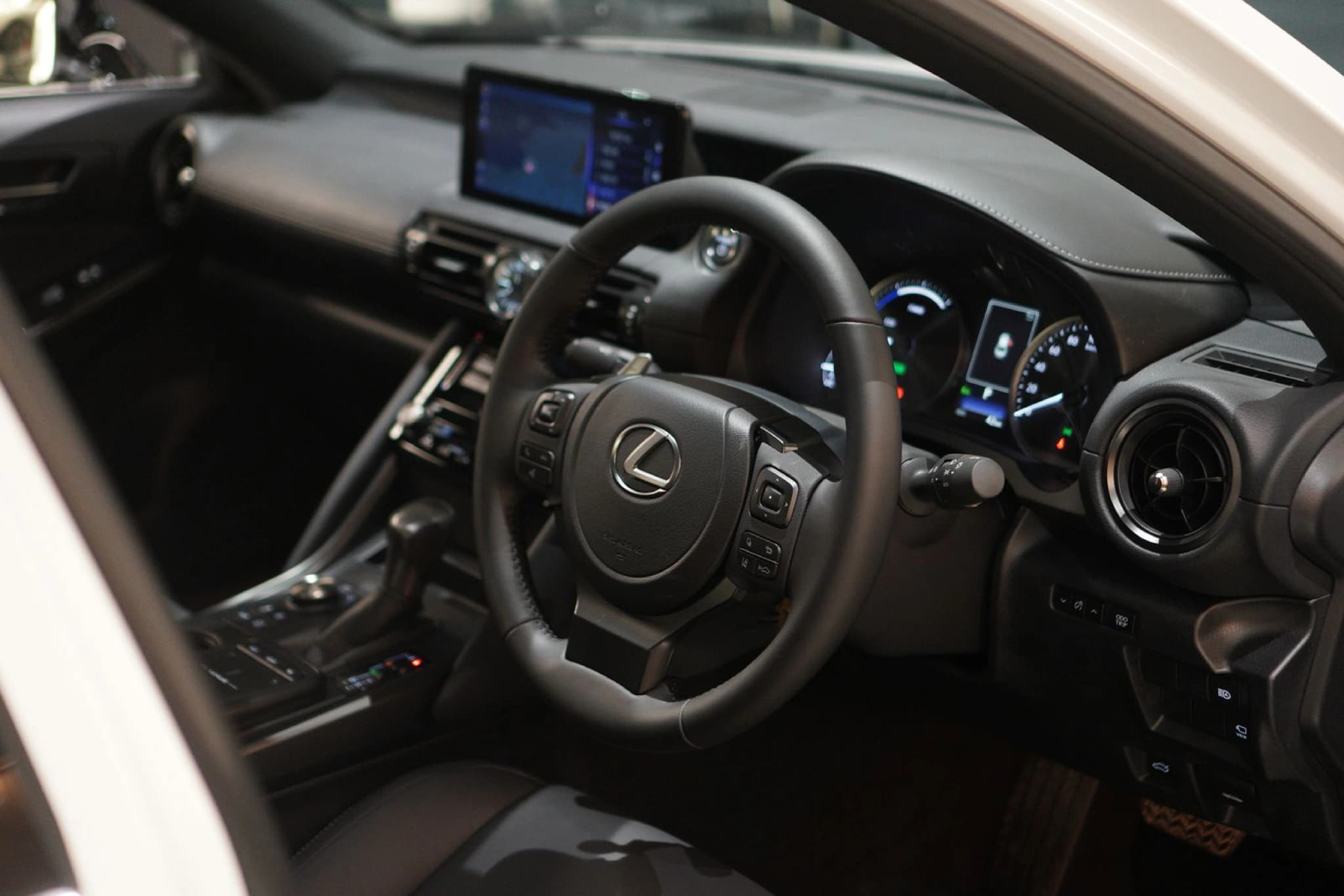 LEXUS IS 300H EXECUTIVE — view 6 of 13