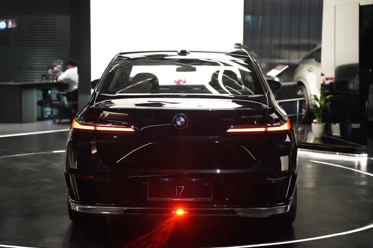 BMW i7 EDRIVE50 — view 3 of 16