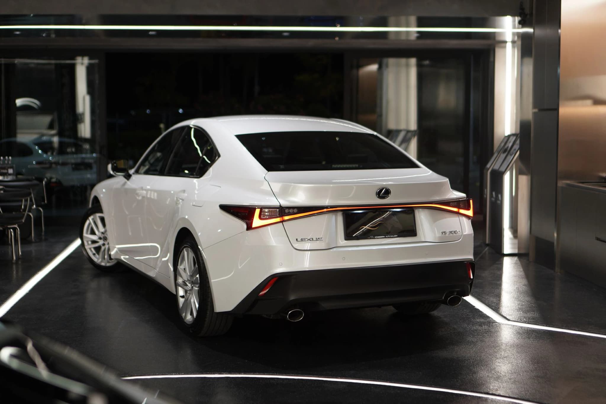 LEXUS IS 300H EXECUTIVE — photo 3 of 4
