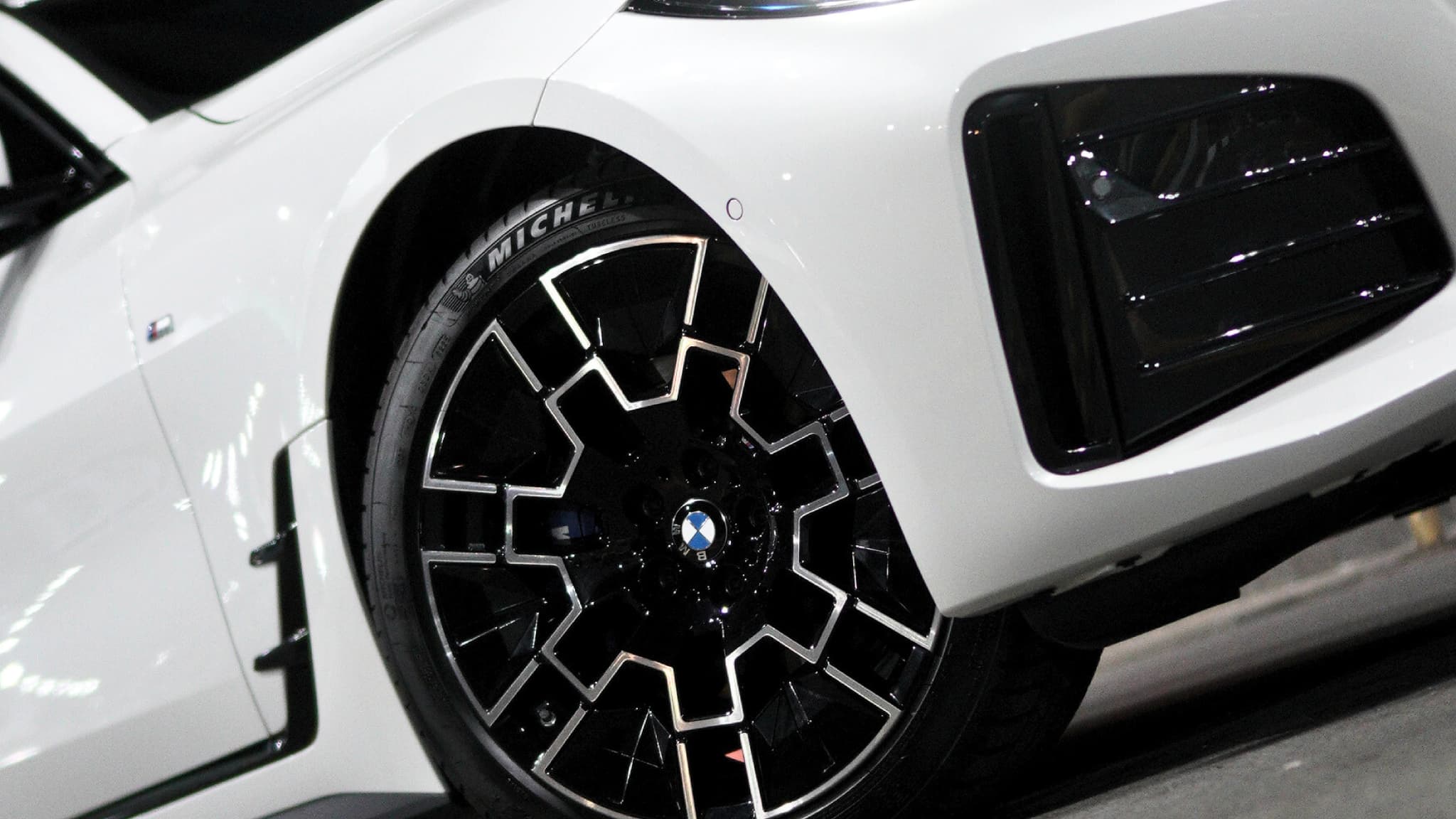 BMW i4 EDRIVE35 — view 5 of 16