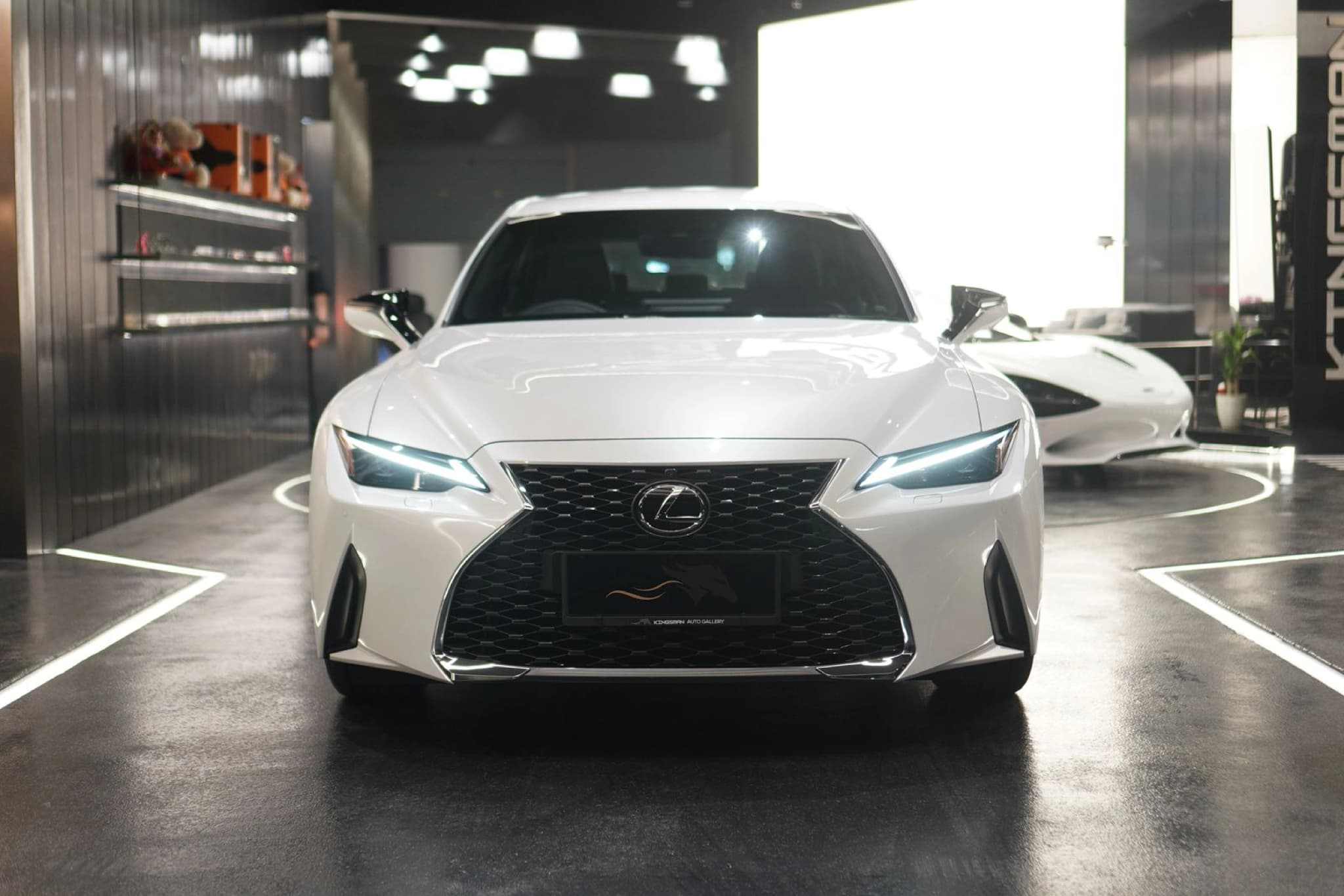 LEXUS IS 300H EXECUTIVE — photo 2 of 4