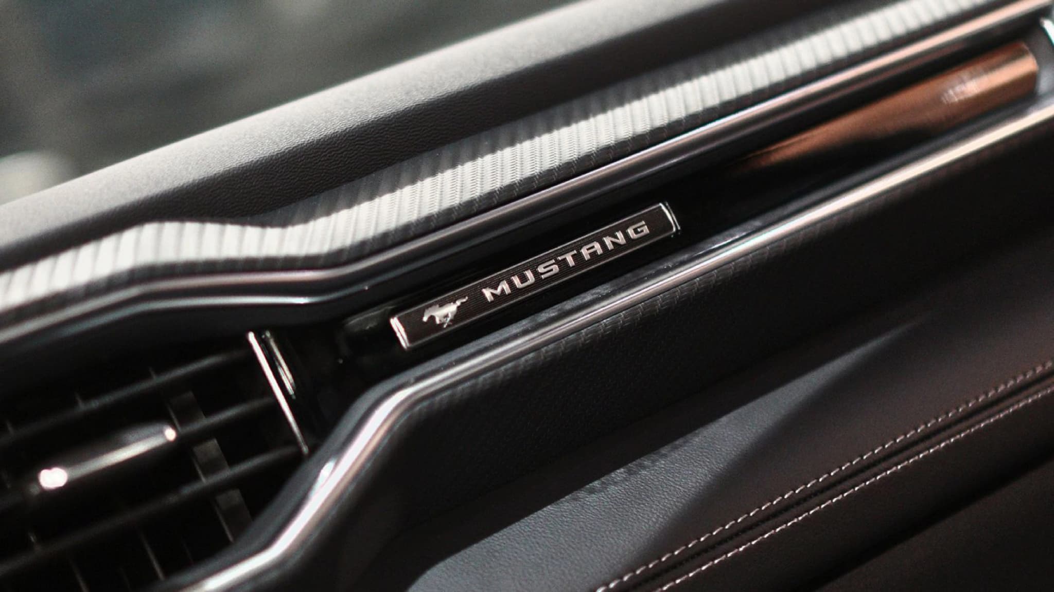 FORD MUSTANG 5.0 GT COUPE — view 8 of 18