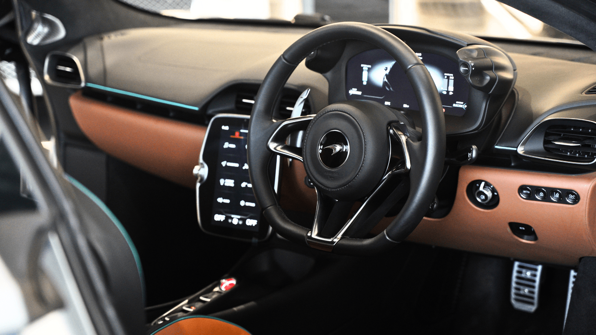 MCLAREN ARTURA — view 9 of 20