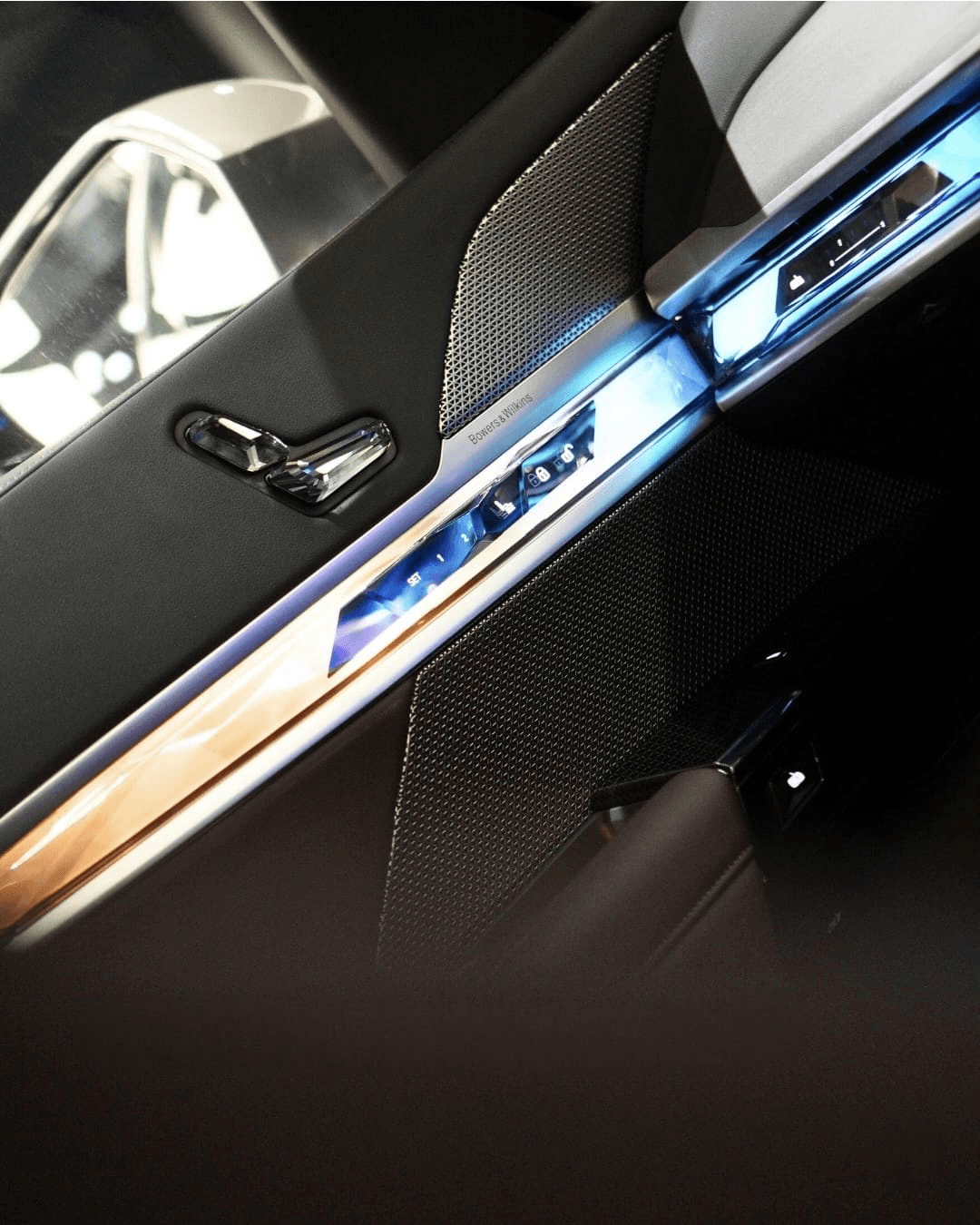 BMW i7 XDRIVE60 — photo 3 of 4