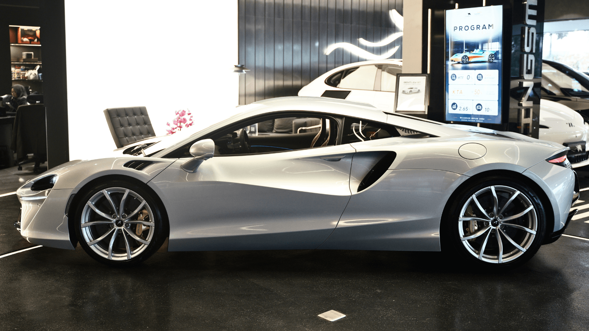 MCLAREN ARTURA — photo 3 of 4
