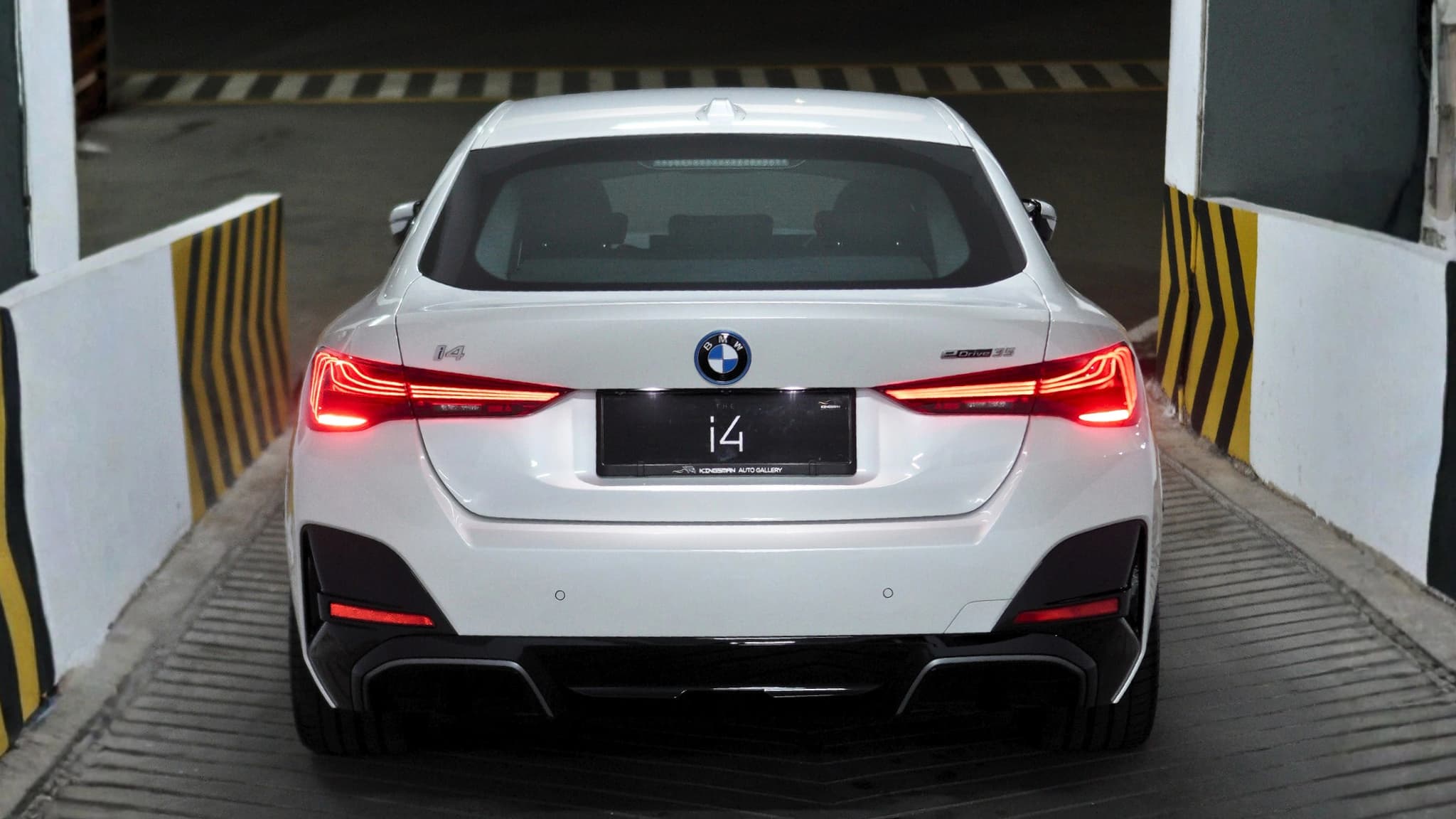 BMW i4 EDRIVE35 — photo 4 of 4